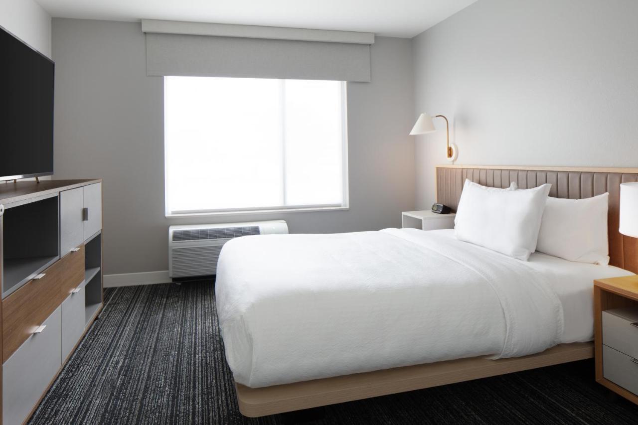 Towneplace Suites By Marriott Milwaukee West Bend Eksteriør billede